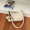 Bolsa de Cor Sólida com Textura Trançada Feminina Outono 2026 Nova Bolsa de Ombro Único Moda Bolsa de Mão Bolsa Transversal de Grande Capacidade Pingente