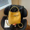 Bolso bandolera para mujer de forma de cubo simple, elegante, retro, nuevo diseño de dibujos animados, 2026, con un colgante grande, adecuado para otoño, bolso de un solo hombro