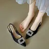 Exquisitas sandalias de punta cerrada estilo francés para mujer, nuevo modelo de verano 2026, elegantes tacones altos de punta fina con pedrería, tacón grueso y parte trasera abierta