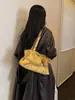 Bolsa de mão estilo despojado, bolsa grande capacidade para o dia a dia casual, nova bolsa de ombro/axila 2026, moderna e única