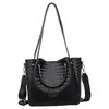 Bolso cruzado para mujer transfronterizo de gran capacidad para ir al trabajo versátil de un solo hombro tipo tote moderno tejido hueco de mano casual