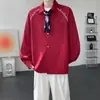 Camisa branca fluida, jovem e estilosa para homens, perfeita para um look casual e moderno, disponível em tamanhos grandes, com um design clean e uma echarpe combinando