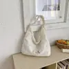 Bolsa de Ombro Única em Lona com Flor Vazada Feminina Grande Capacidade para o Trabalho Estilo Literário Versátil Bolsa Tote Verão 2026