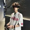 Camiseta de manga corta con bordado de letras flockadas estilo retro americano para hombre, nuevo top juvenil de verano de media manga