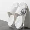 Chinelos esportivos masculinos de verão tamanho grande na moda, novas sandálias de praia PVC de sola grossa para casa e uso externo