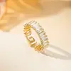 Anillo de Luz de Zirconia Incrustada en Oro Real Chapado en Cobre Transfronterizo Europeo y Americano Lujo Ligero Sensación de Alta Gama Anillo para el Dedo Joyería de Mano Versátil Fabricante Venta al por Mayor en Stock