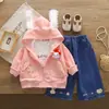 Conjunto de Ropa de Otoño para Niñas 2026 Nueva Moda Ropa Infantil Chaqueta de Dibujos Animados para Bebés Conjunto Elegante de Tres Piezas de Manga Larga