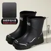 Botas de chuva femininas estilosas, resistentes ao desgaste, antiderrapantes, de cano médio, novas botas de chuva impermeáveis para uso externo, com fleece adicionado, sapatos de água para adultos, sapatos de borracha para trabalho
