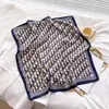 Lenço Quadrado Pequeno de Algodão e Linho com Padrão Espinha de Peixe Estilo Carta Lenço de Cabeça Imitação de Veludo Xale Proteção Solar Lenço de Pescoço Lenço Feminino