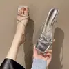 Sandalias de Punta Abierta de Moda Versátiles Populares de Nicho Tacones de Aguja Plateados de Verano 2025 Nuevos para Mujer