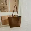 Bolsa tote retrô, estilosa e de alta capacidade em cores sólidas, perfeita para uso casual, trabalho e deslocamento.; uma bolsa de ombro moderna que pode ser carregada sob o braço