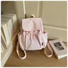 Mochila pequena casual estilo coreano para mulheres, mochila escolar leve e simples, novo modelo 2026, mochila de lazer de grande capacidade para atividades ao ar livre