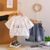 Roupa de Verão para Bebê Menino 2026 Novo Estilo Roupas Infantis para Bebês Conjunto Elegante de Duas Peças com Estampa de Letras para Meninos Venda por Atacado