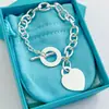 Pulsera Corazón de Melocotón Marca T Europea y Americana Lujo Ligero Versátil Acero de Titanio Pulsera de Pareja Moda Tendencia Celebridad de Internet Joyería de Acero Inoxidable