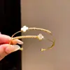 Pulsera Abierta de Flor de Circonita de Doble Capa Estilo Coreano, Sensación de Lujo Ligero de Alta Gama, Accesorio de Mano Versátil de Nicho Estilo Commuter