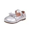 Zapatos Mary Jane para niñas, zapatos de princesa, zapatos de una sola suela blandos, nuevos zapatos de cuero para niños de primavera y otoño, zapatos plateados para actuación decorados con flores