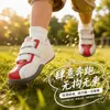 Sapatos casuais da moda e versáteis para meninas, nova coleção primavera/outono 2026, sapatos infantis de sola macia estilo Forrest Gump, tamanhos médios e grandes, cabedal de couro, tênis brancos