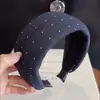 Faixa de cabelo de brim azul com bolinhas estilo coreano, com copa alta que faz o rosto parecer menor, com um visual sofisticado e elegante