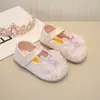 Sapatos pequenos de couro para meninas, nova coleção primavera/outono 2026, sapatos de princesa modernos e estilosos para crianças, sapatos com detalhes de cristal para meninas pequenas