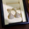 Pendientes Pequeños en Forma de Abanico Estilo Coreano con un Ambiente de Alta Gama y Elegancia, Nuevos Pendientes de Botón Populares para Mujer con Diseño Único, Venta al por Mayor