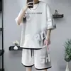Conjunto esportivo casual de tamanho grande para o verão para homens, novo conjunto de duas peças da moda estiloso solto versátil de manga curta e shorts