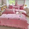 Novo Lençol Anti-estático Veludo de Bebê Renda Bordada Capa de Cama Estilo Coreano Veludo Fino Amigo da Pele Macio Pegajoso Cor Sólida Conjunto de Três ou Quatro Peças