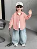 Elegante y moderno conjunto de otoño para niños, tres piezas con camisa y jeans, nuevo modelo 2026, ropa infantil guapa para niños