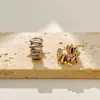 Ear cuff de metal torcido com textura de alta qualidade, brincos da moda europeus e americanos, brincos stud de luxo leve transfronteiriços, brincos com design de nicho em formato de cobra