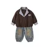 Conjunto casual estilo americano para niño, chaqueta elegante de dos piezas con jeans y camiseta básica para el atuendo de otoño de niños pequeños
