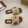 Chinelos peludos femininos chinelos de uma tira feminina rede 2026 sapatos novos pelúcia infravermelha outono fundo plano bico quadrado acessórios de metal usar