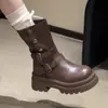 Botas de Cano Curto de Alto Valor Femininas 2026 Novo Verão Estilo Britânico Fivela Aumento de Altura Emagrecimento Versátil Retro Botas Diárias