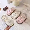 Sandalias de Moda para Niñas con Lazo Zapatos de Princesa 2026 Verano Nuevo Estilo Niños Suela Suave Elegantes Sandalias de Perlas Estilo Coreano