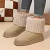Botas de neve de sola grossa para mulheres, com acabamento em pelúcia, solas plataforma e canos curtos, estão disponíveis para atacado.. Estas botas de inverno são forradas com fleece para maior aquecimento