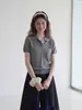Camiseta de manga corta gris estilo coreano para mujer, con cuello polo y diseño de dos piezas falsas, top corto holgado de verano con cuello de solapa