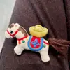 Lindo Broche de Caballo de Tela para Mujer, Adecuado para Abrigos y Bufandas, Pin Decorativo con Diseño Único, Accesorio de Nicho