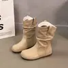 Botines apilados con un look petite, botas de moda que estilizan, botines cortos western para mujer, estilo wasteland, otoño/invierno 2026, Birkenstock retro