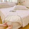 Falda de cama de encaje arrugado Clase A y sábana bajera dos en uno, juego acolchado de tres piezas, protector de colchón universal para todas las estaciones