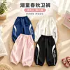 Pantalones largos para niños 2026 primavera y otoño nuevo estilo niños estampado de dibujos animados coreanos pantalones casuales pantalones jogger para bebé marca de moda para niñas