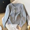 Jaqueta Suéter Elegante Redutora de Idade, Novo Estilo Primavera e Outono, Cardigan Tricotado Doce com Apliques de Flor de Pérola de Manga Longa para Mulheres, Gola Redonda