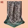 2024 nueva moda europea y americana estampado de leopardo alta calidad 90*90 satén cuadrado grande al por mayor