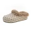 Chinelos fofos de bolinhas retrô para mulheres, novo estilo outono/inverno 2026, forrados com fleece, quentes, impermeáveis, com sola grossa, para usar ao ar livre, chinelos de algodão preguiçosos