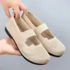 Zapatos de malla transpirables de verano para mujer con suelas suaves, zapatos de tela del viejo Pekín antideslizantes, zapatos tipo "mom" de tejido fly-knit, zapatos de vestir planos de tacón bajo