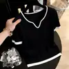 Camiseta de punto corta de manga corta, cuello en V estilo francés, hombro normal, seda helada para mujer, primavera-verano 2026, talla grande, adelgazante, oculta el abdomen, con bloques de color