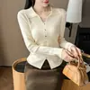 Suéter de manga larga para otoño e invierno con un cuello elegante, un diseño ajustado y una textura tejida, con cierre de botones al frente y adecuado para usar en capas o solo.