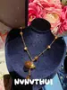Collar Colgante Bolsa de la Suerte Tradicional con Lazo de Pedrería Chapado en Oro Acabado Cepillado, Nuevo Estilo Chino Colgante Largo de Ojo de Tigre Calabaza Ojo de Gato
