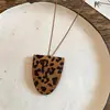 Colar Pingente Oval de Couro Estilo Coreano com Presilha de Olho Corrente para Suéter Fashion Simples Versátil Toque de Luxo Leve Ornamento de Colar Feminino