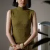 Chaleco de punto texturizado de cuello semi-alto que protege el cuello, textura exquisita, sin mangas, versátil para capas de primavera y otoño, top elegante