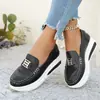 Sapatos Casuais Slip-On de Metal com Sola Grossa de Tamanho Grande para Mulheres 2026 Primavera Novo Estilo Salto Médio Cano Baixo Sapatos Preguiçosos 43
