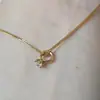Colar com pingente de anel de diamante mini inspirado em design, luxo leve, nicho, aço titânio de alta qualidade, corrente para clavícula minimalista da moda do Instagram