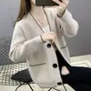 2026 Nueva Moda Estilo Chanel Rojo Chino Otoño e Invierno Bloqueo de Color Retro Diseño de Textura de Raya Vertical Cuello en V Cárdigan de Punto
